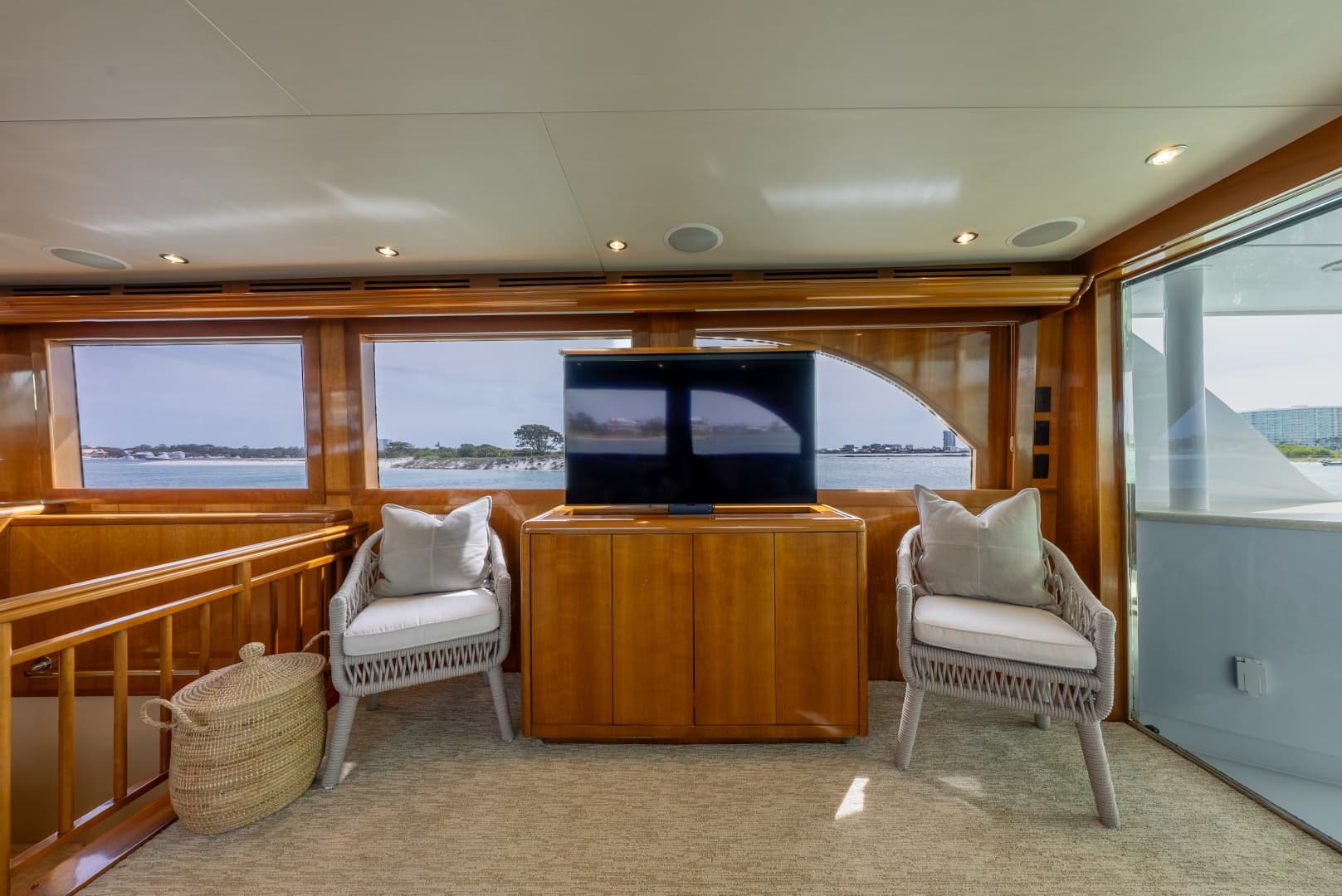 Salon Entertainment System