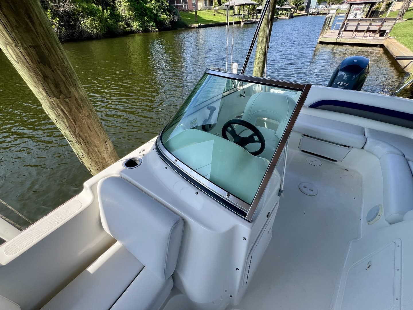 2013 Hurricane SunDeck 187 OB