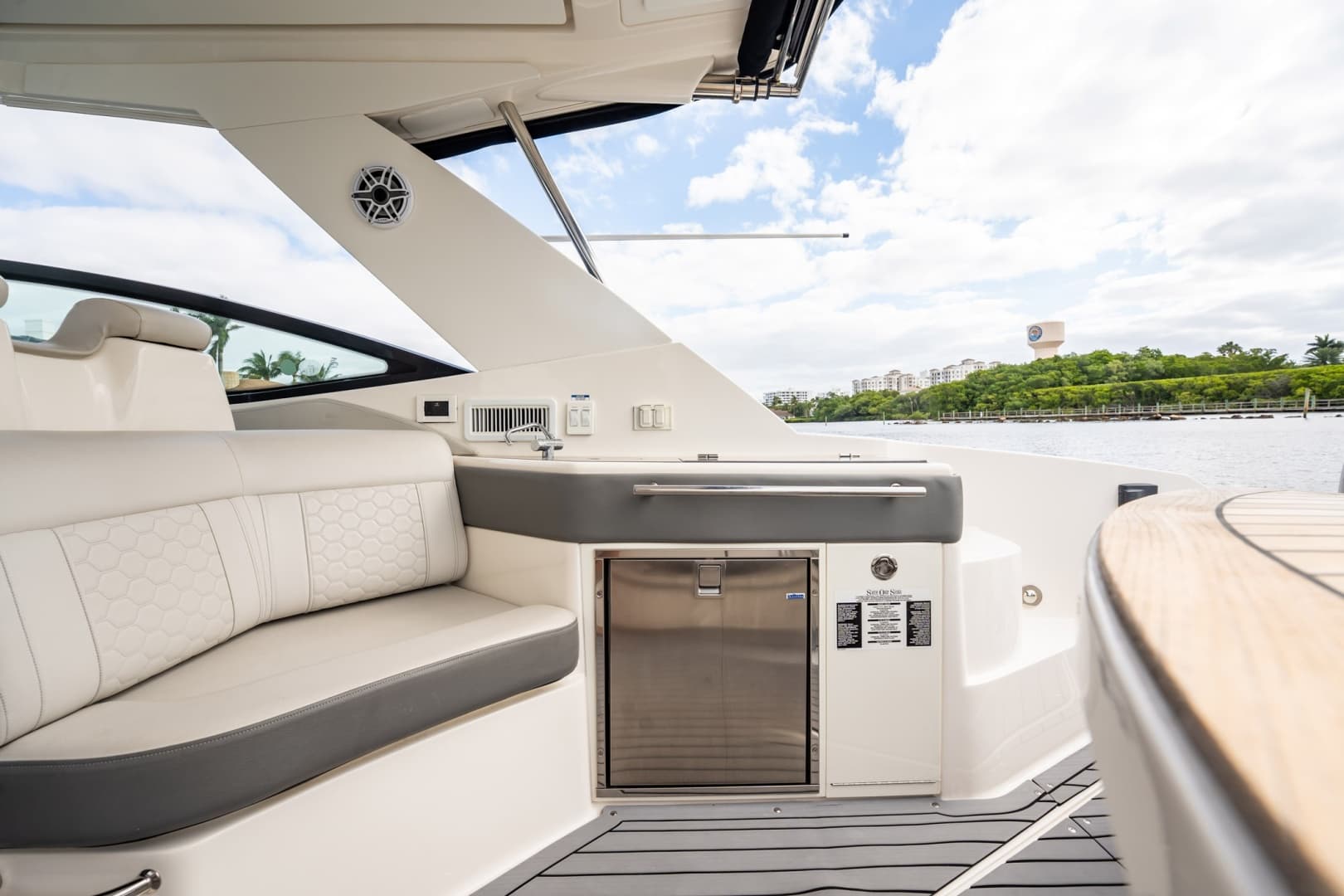 2021 Sea Ray Sundancer 320 Outboard