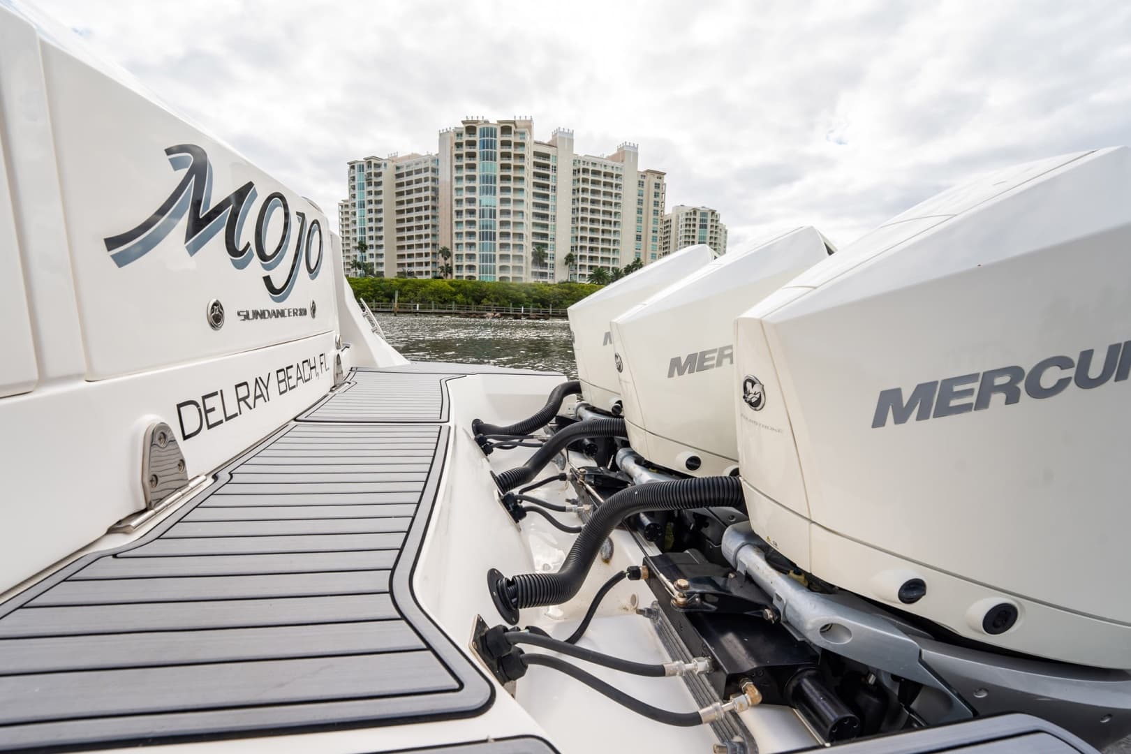 2021 Sea Ray Sundancer 320 Outboard