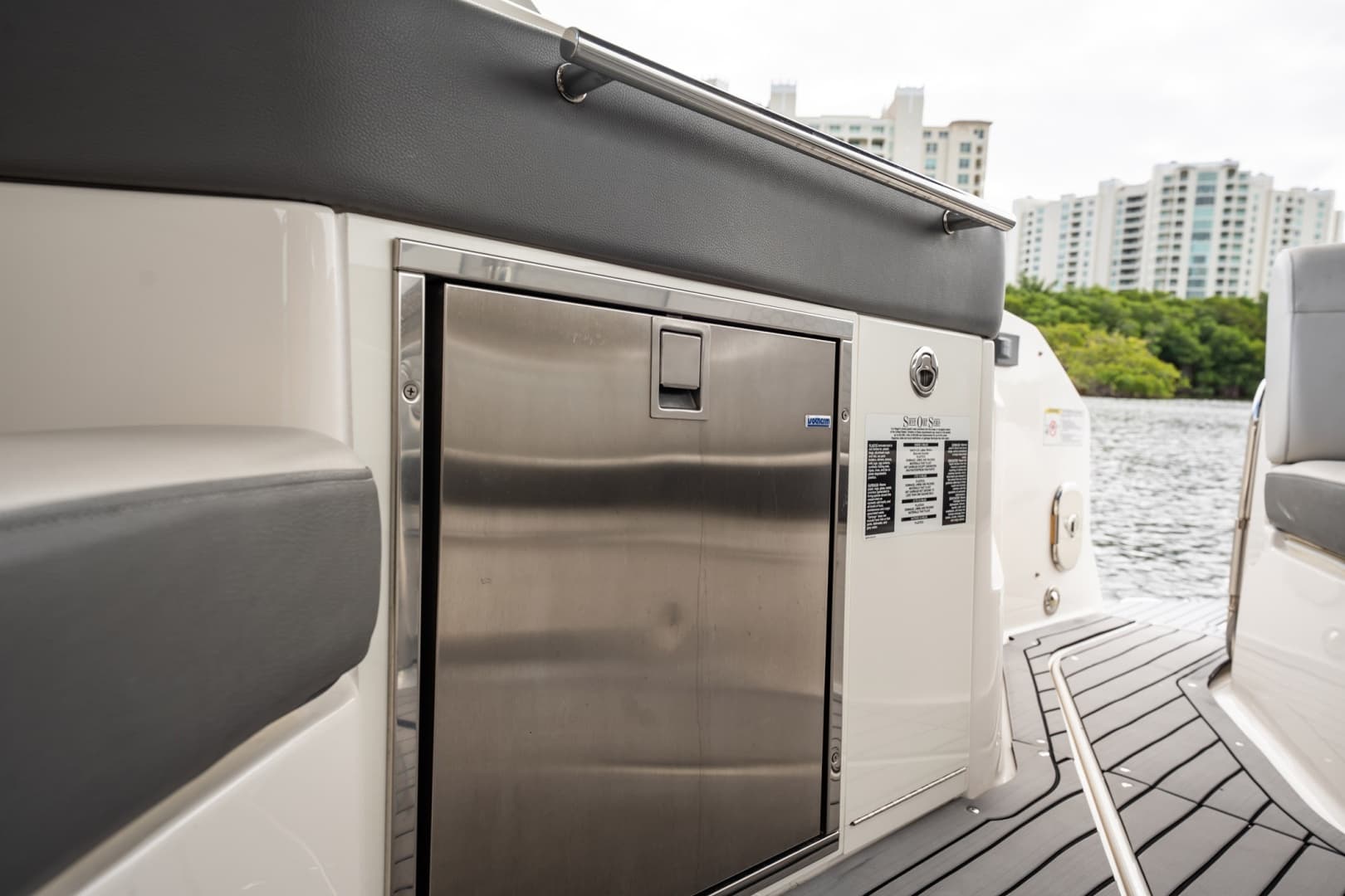 2021 Sea Ray Sundancer 320 Outboard