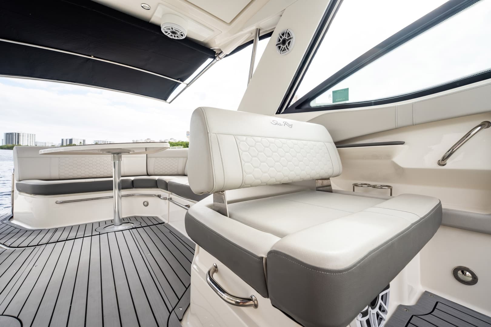 2021 Sea Ray Sundancer 320 Outboard