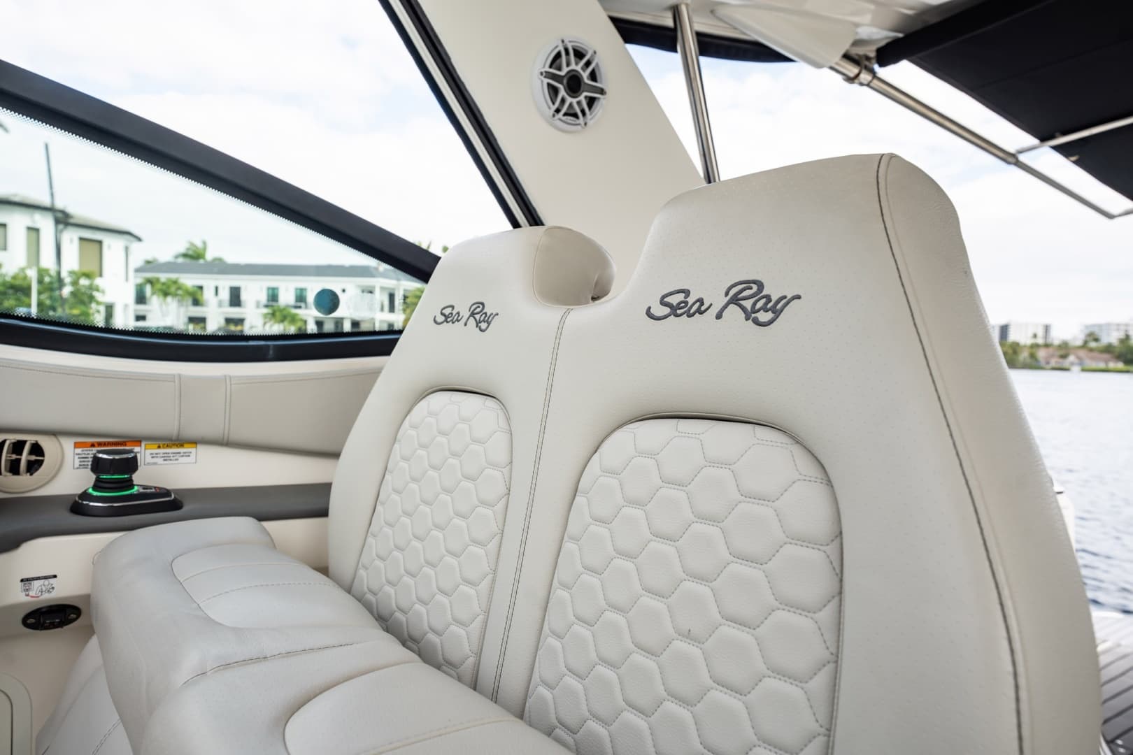 2021 Sea Ray Sundancer 320 Outboard