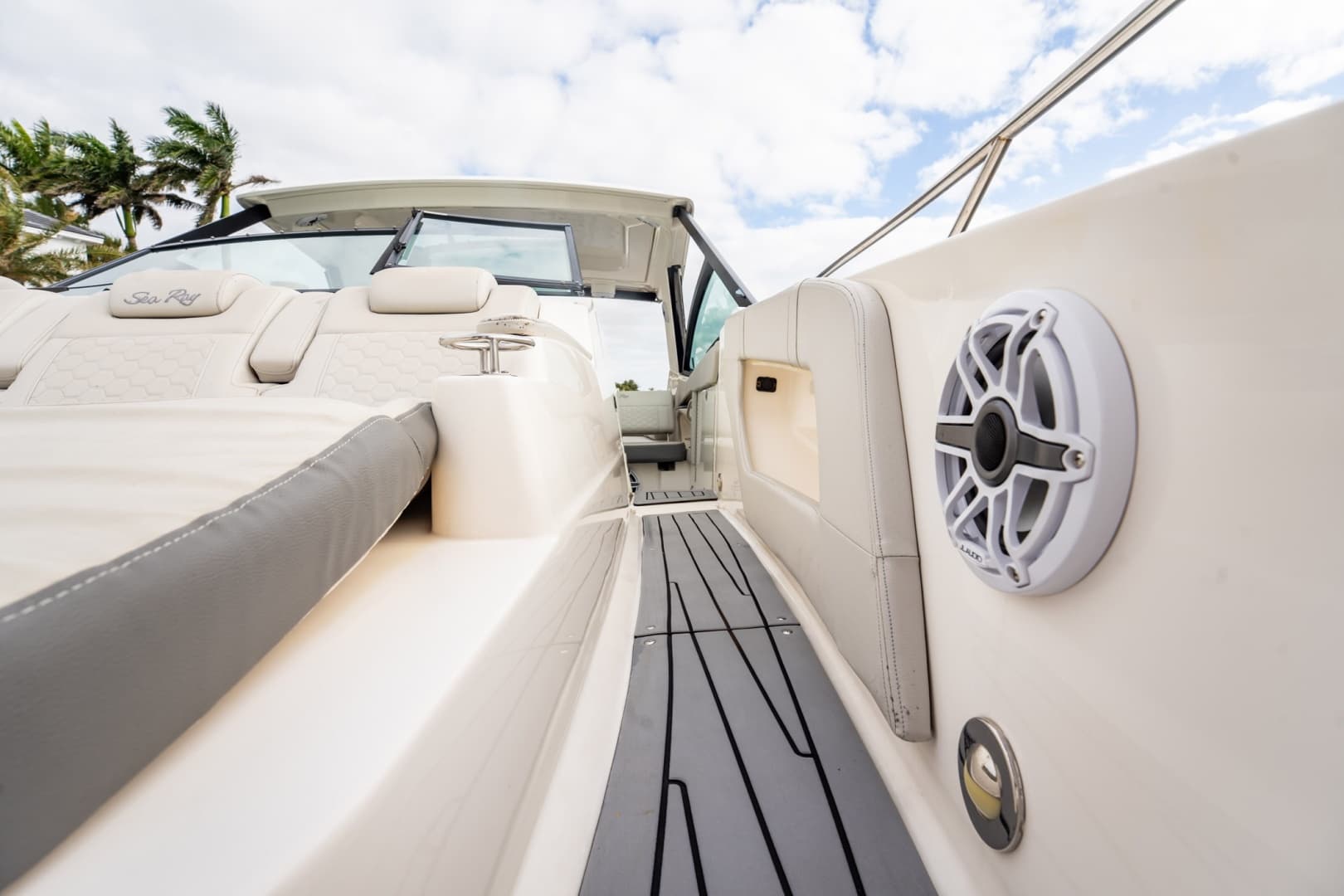 2021 Sea Ray Sundancer 320 Outboard