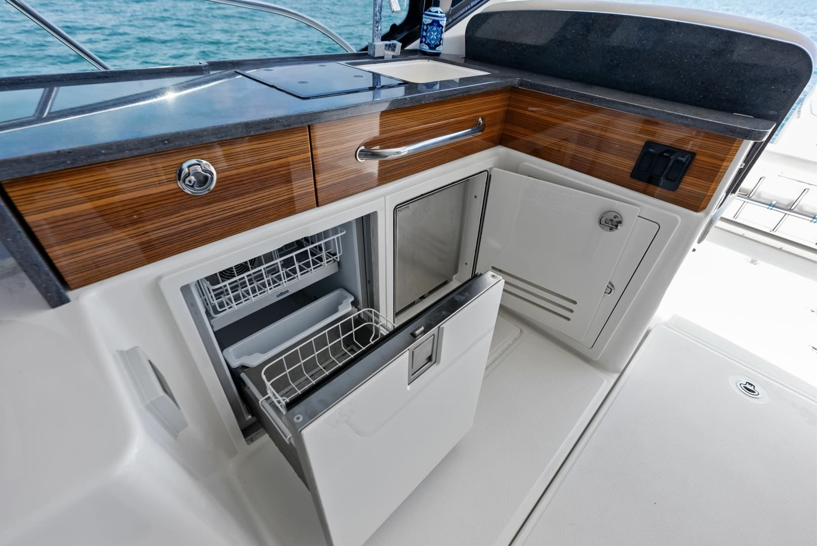 2023 Boston Whaler 405 Conquest