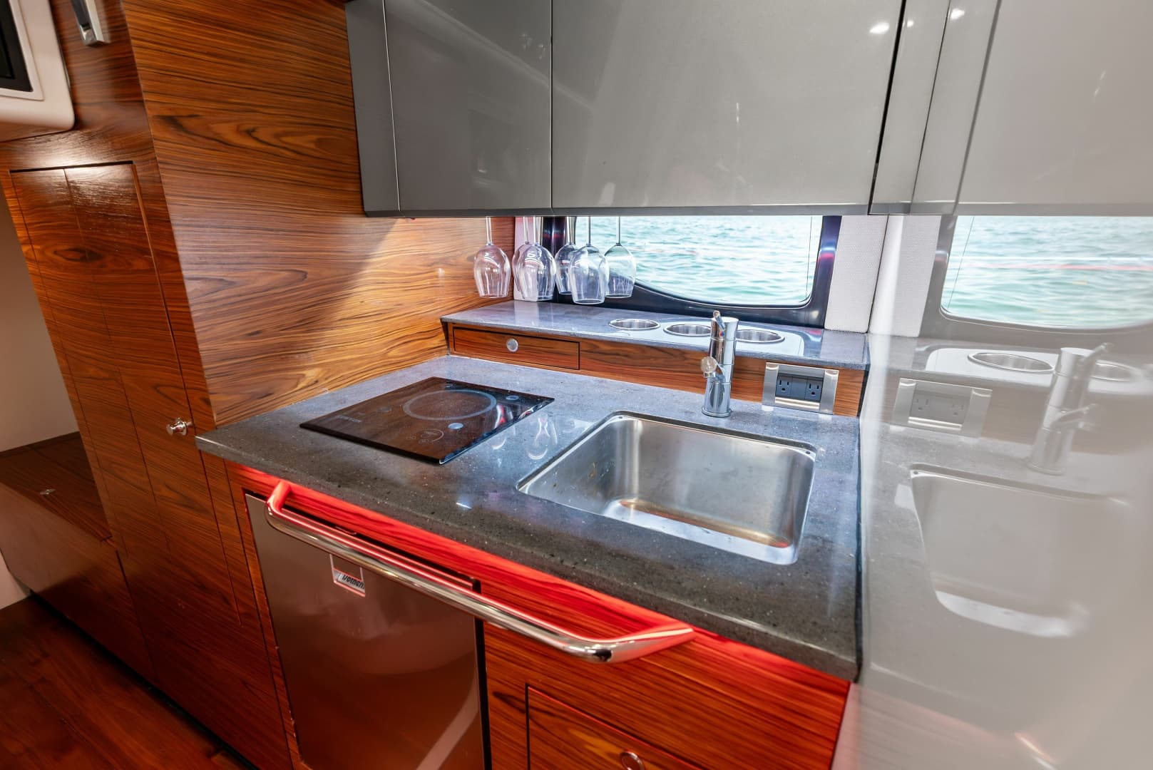 2023 Boston Whaler 405 Conquest
