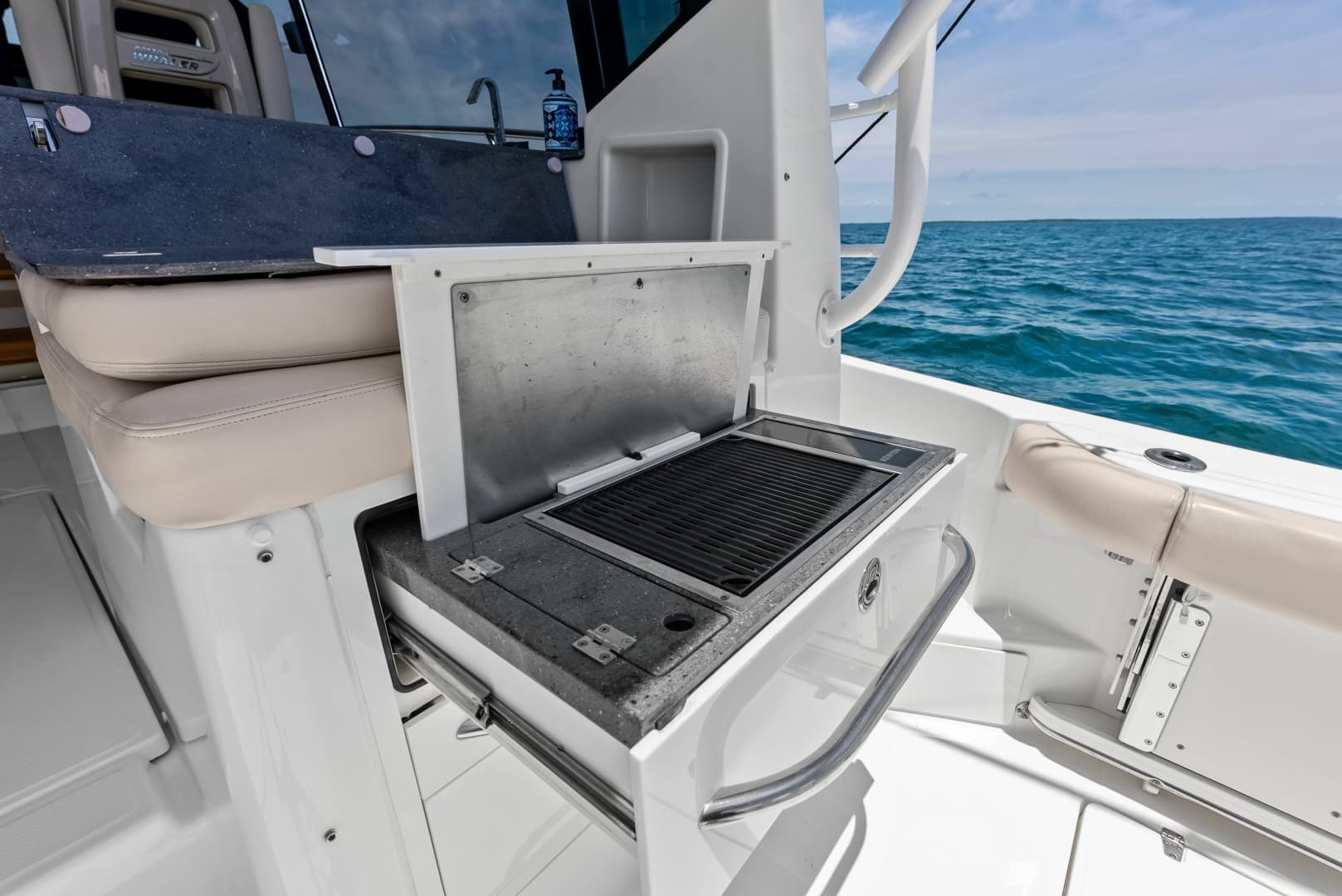 2023 Boston Whaler 405 Conquest