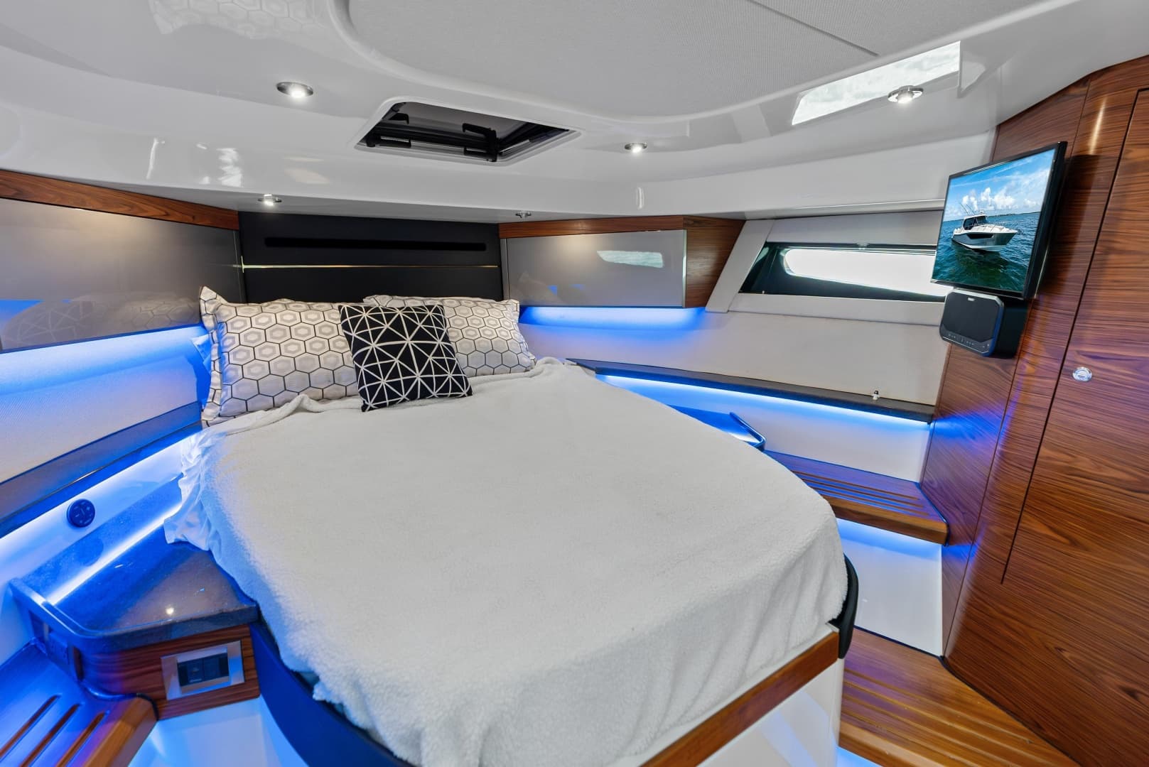2023 Boston Whaler 405 Conquest