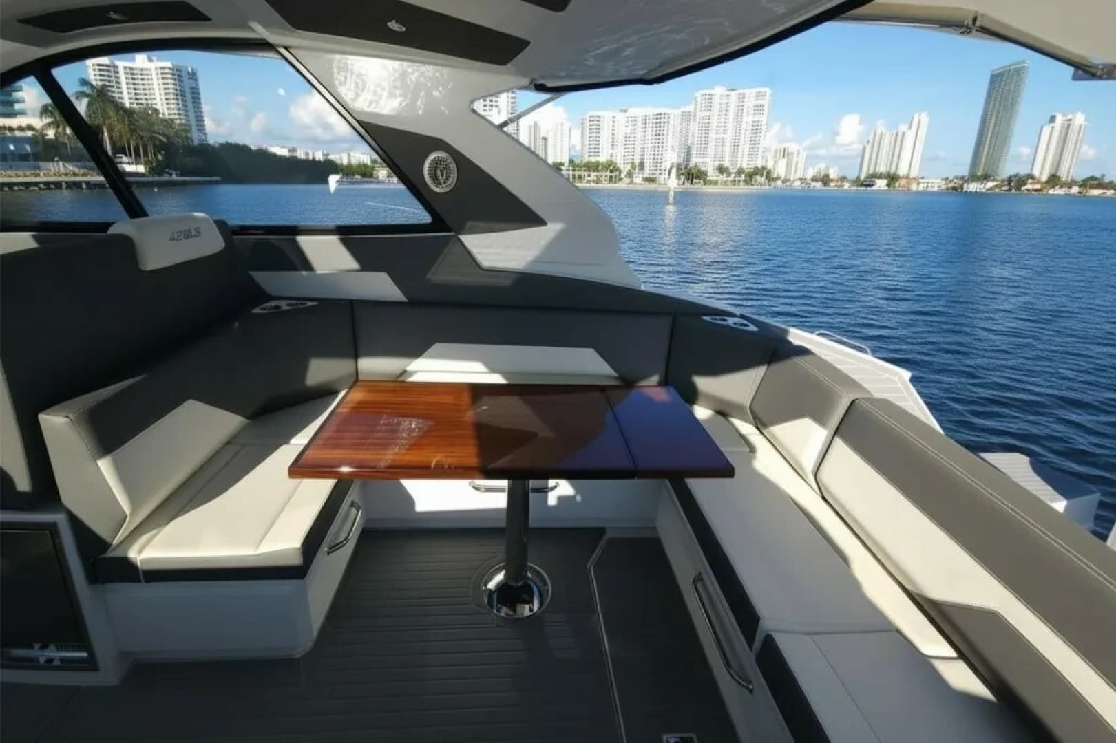 2021 Cruisers Yachts 42 GLS OB