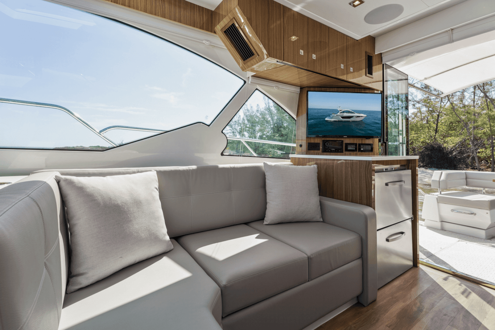 2025 Cruisers Yachts 50 Cantius