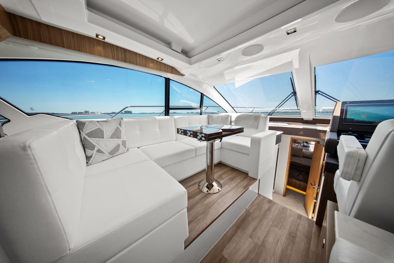 2025 Cruisers Yachts 50 Cantius
