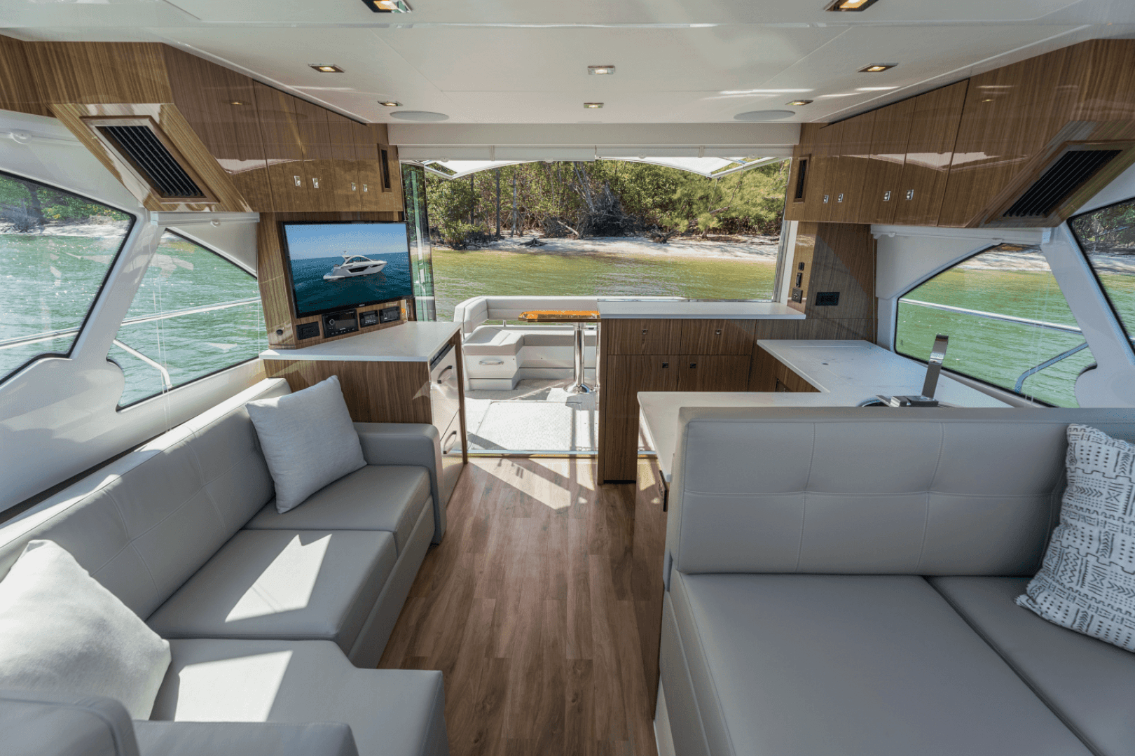 2025 Cruisers Yachts 50 Cantius