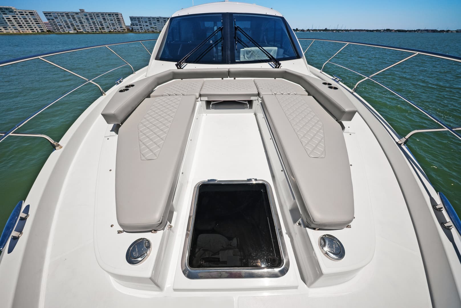 2025 Cruisers Yachts 50 Cantius