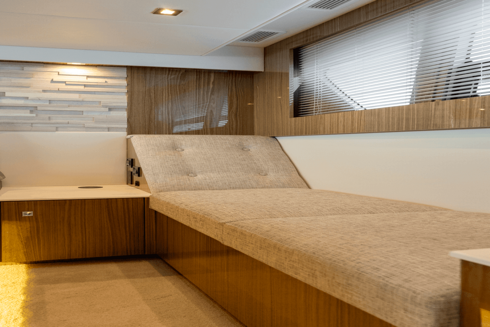2025 Cruisers Yachts 50 Cantius