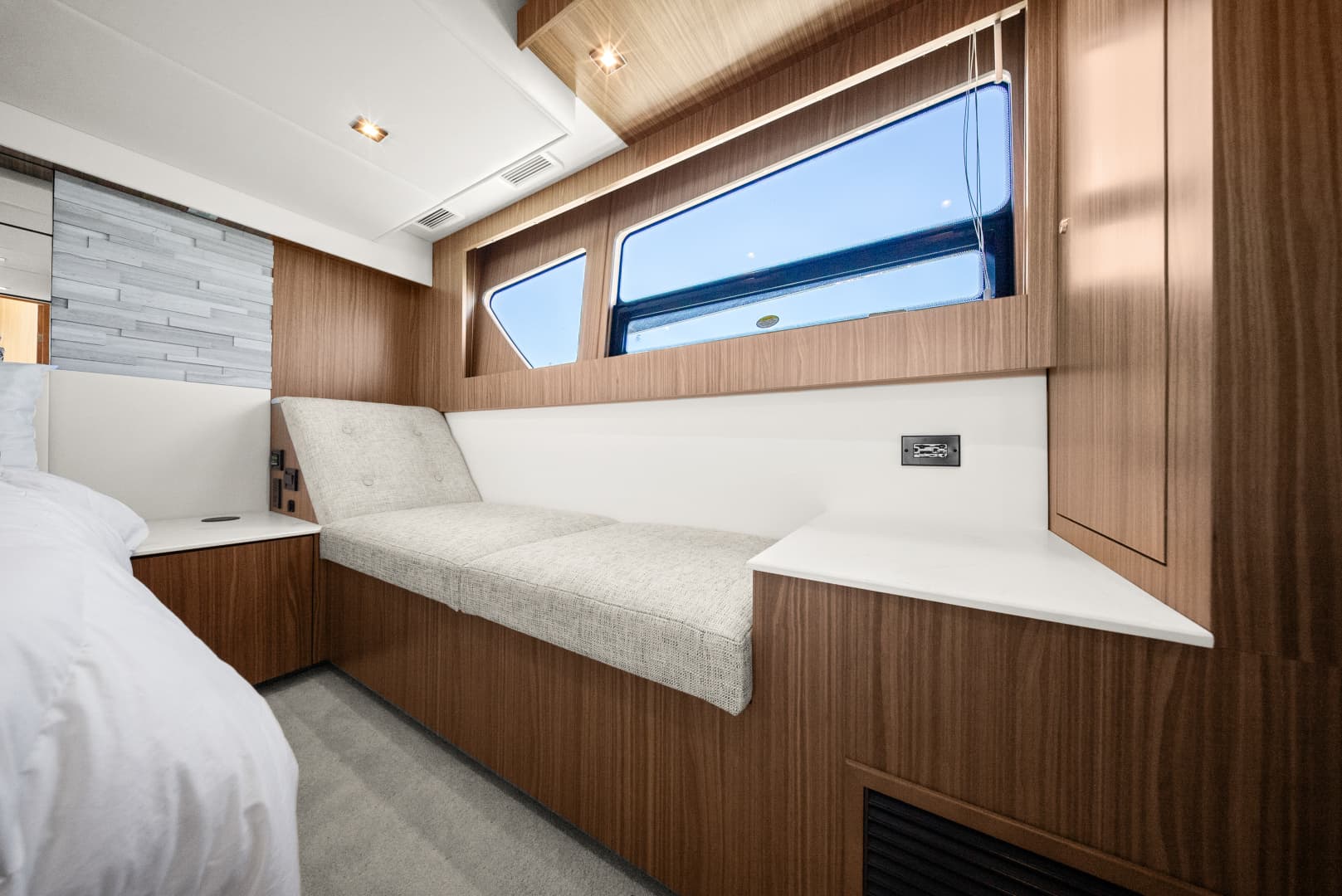2025 Cruisers Yachts 50 Cantius