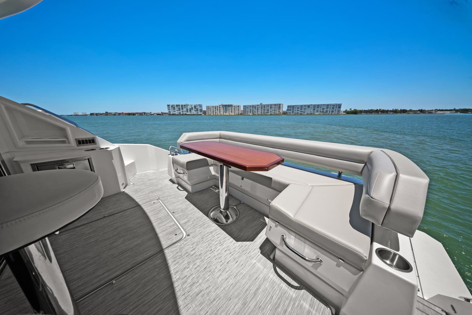 2025 Cruisers Yachts 50 Cantius