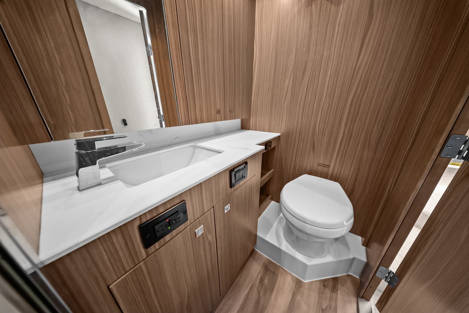 2025 Cruisers Yachts 50 Cantius