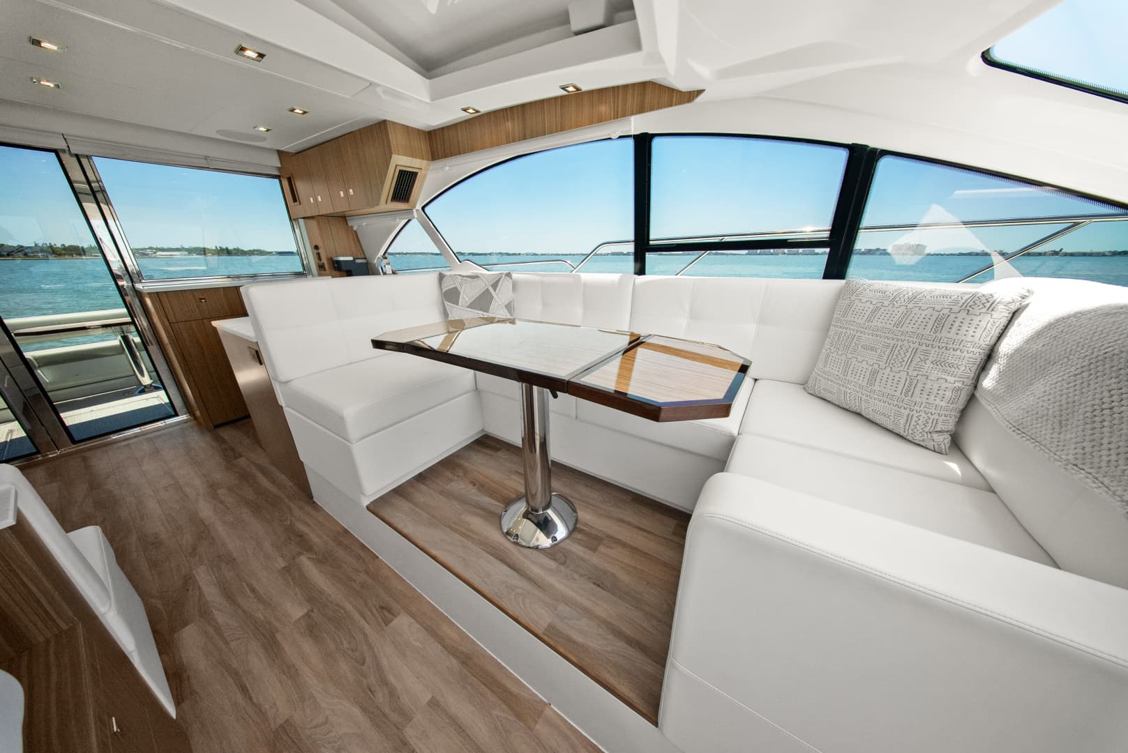 2025 Cruisers Yachts 50 Cantius