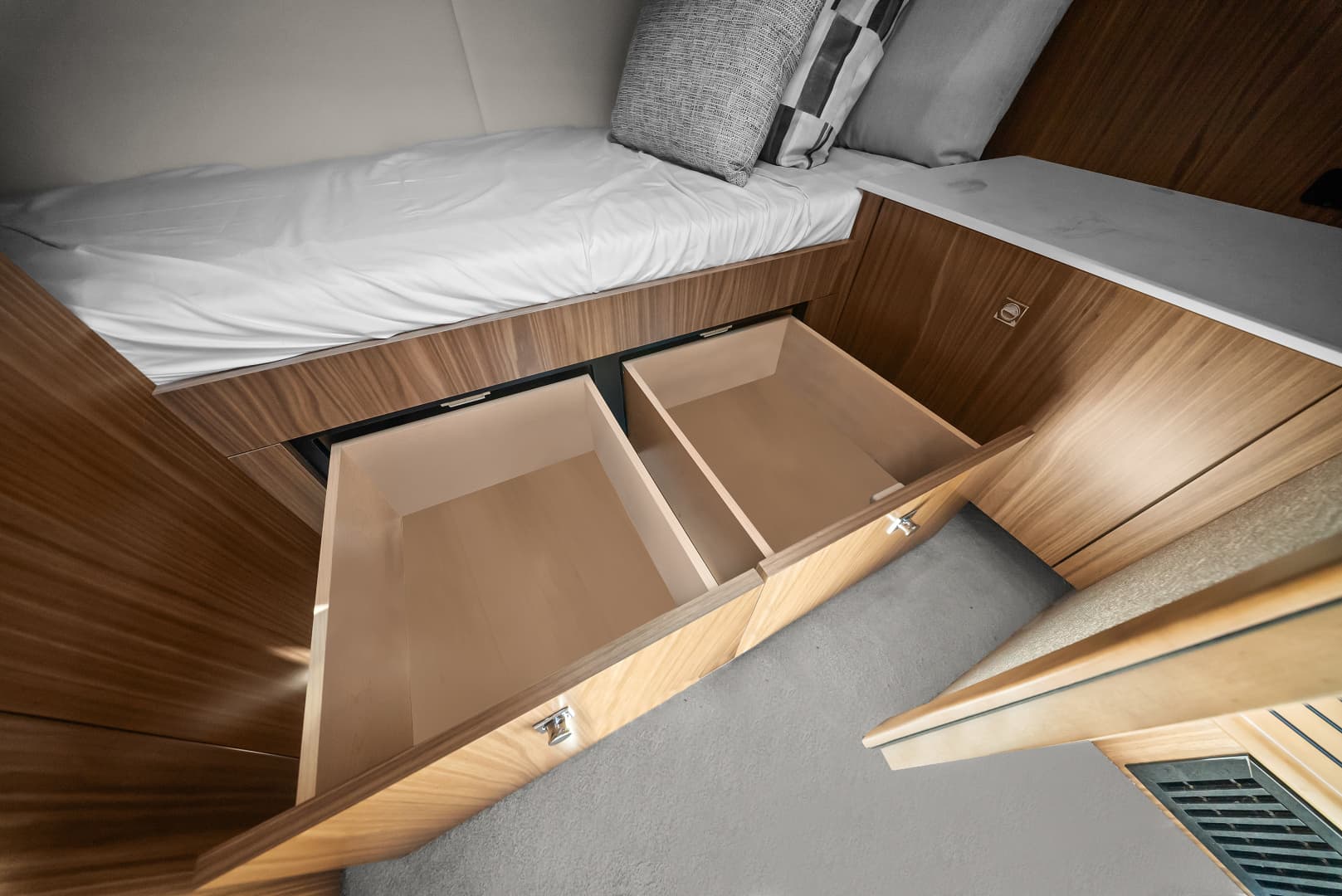 2025 Cruisers Yachts 50 Cantius
