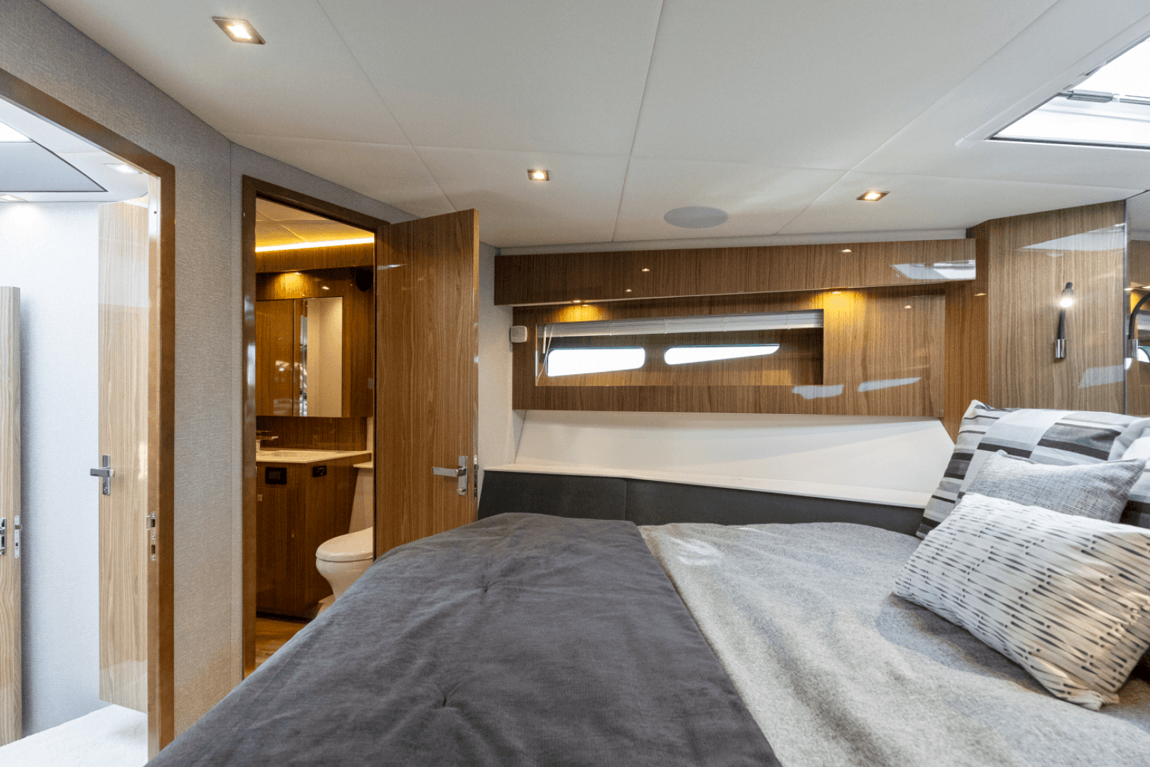 2025 Cruisers Yachts 50 Cantius