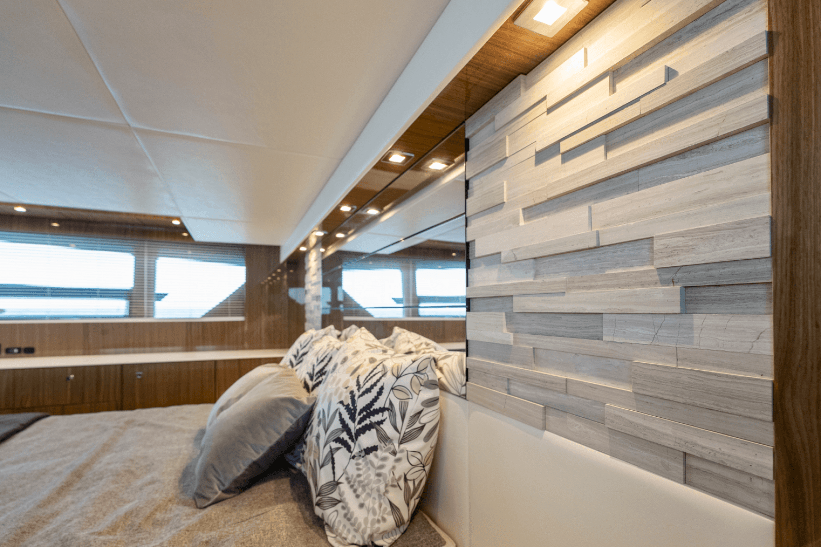 2025 Cruisers Yachts 50 Cantius