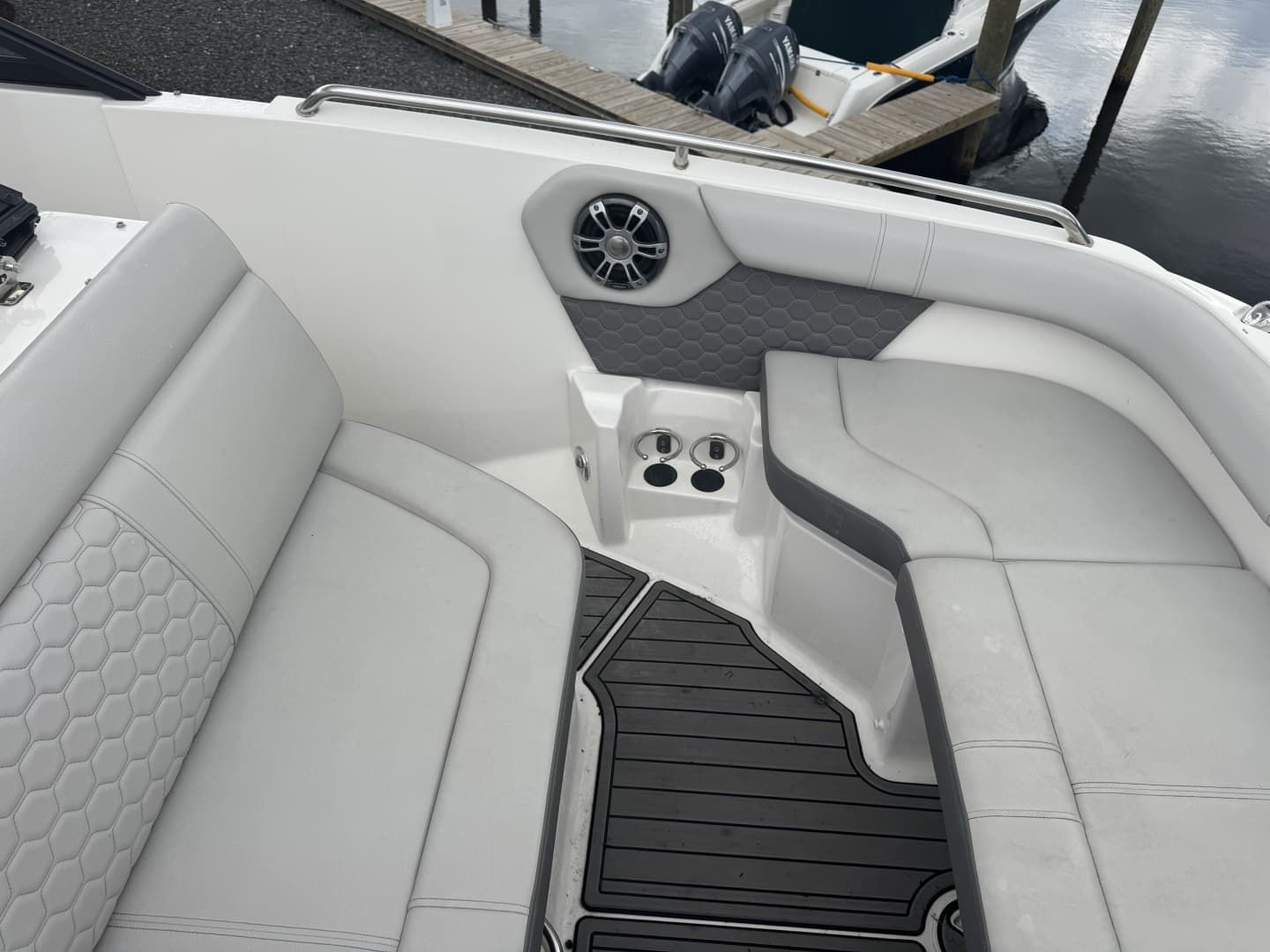 2024 Sea Ray SDX 250 Outboard