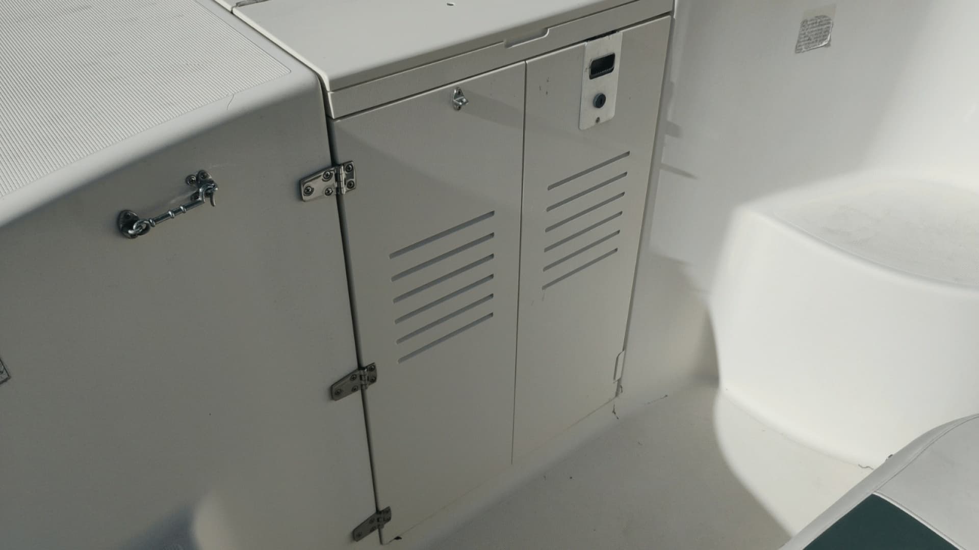 2001 Pursuit 2670 Cuddy Console