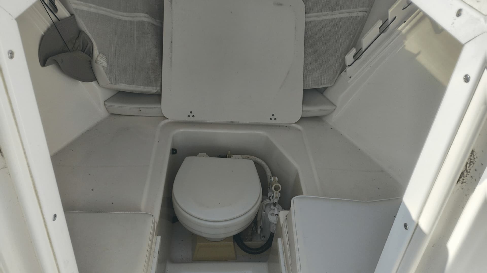 2001 Pursuit 2670 Cuddy Console