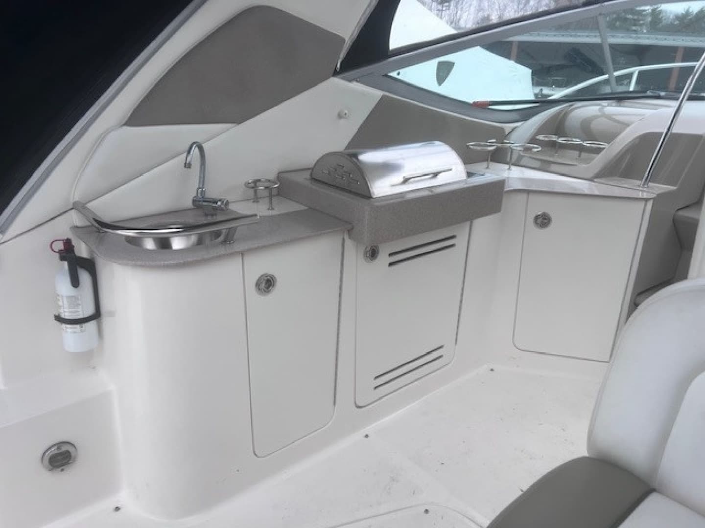 Full Wet Bar & Grill