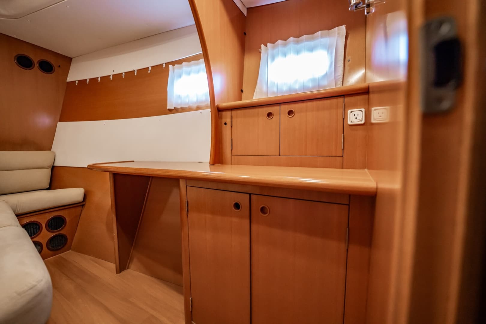 2005 Lagoon Power 43