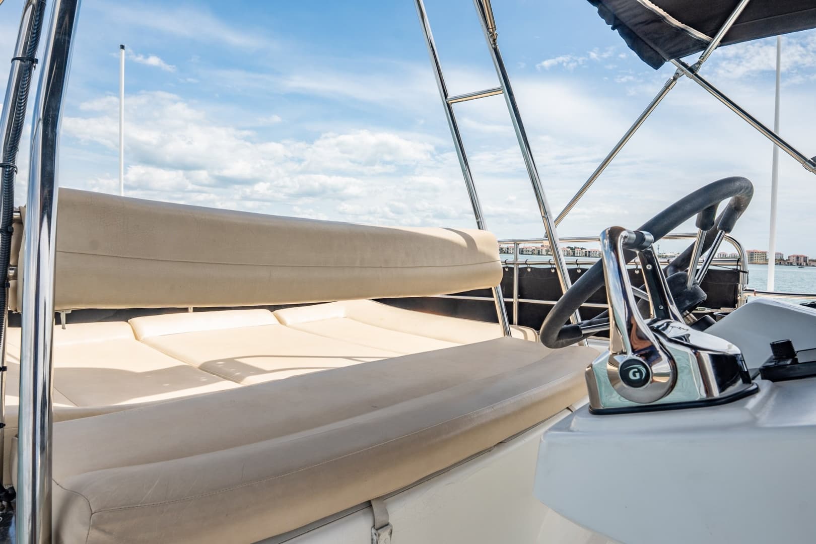 2005 Lagoon Power 43