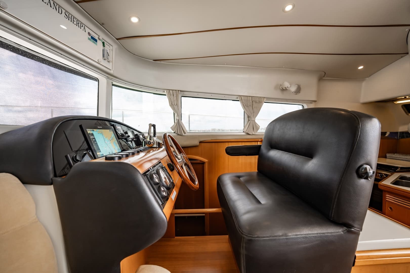 2005 Lagoon Power 43