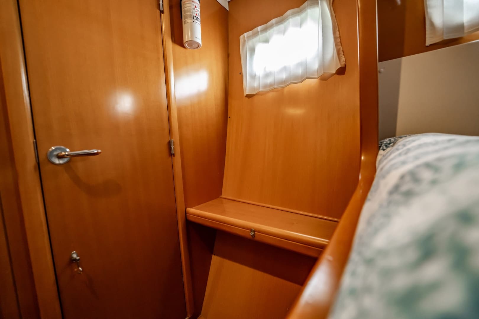 2005 Lagoon Power 43
