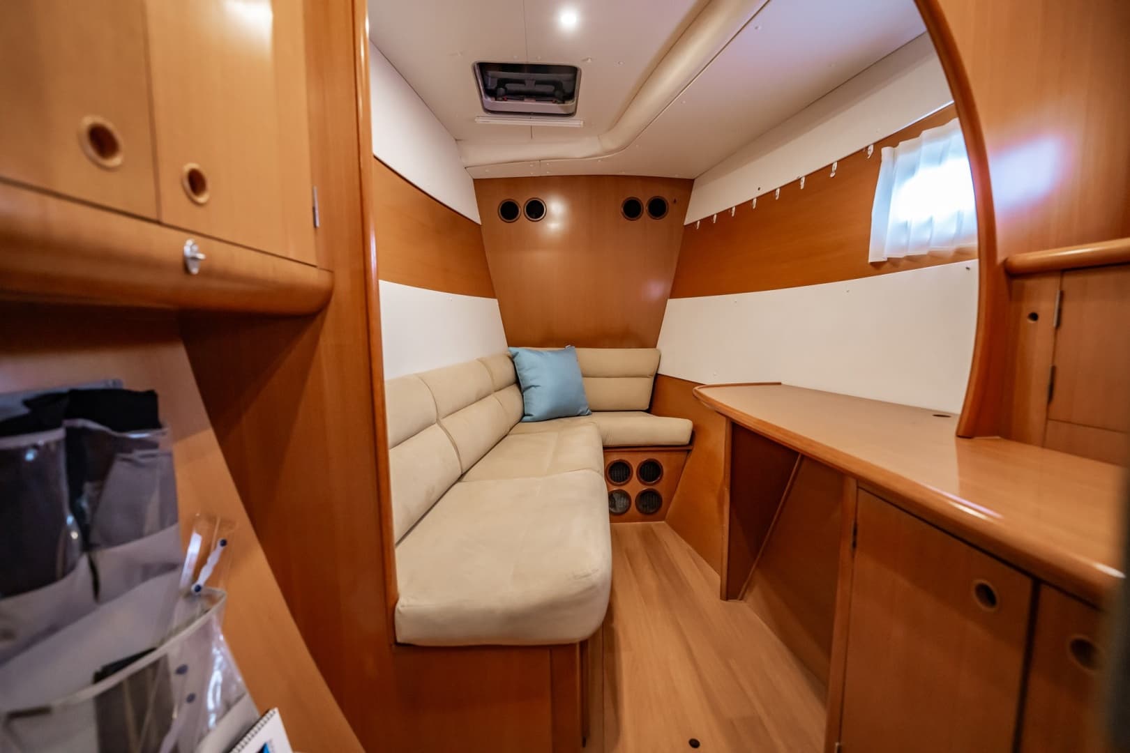 2005 Lagoon Power 43