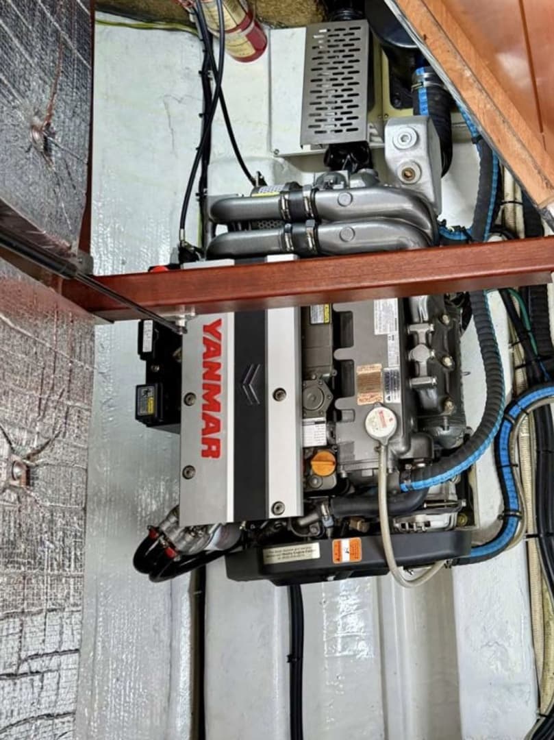 2005 Lagoon Power 43