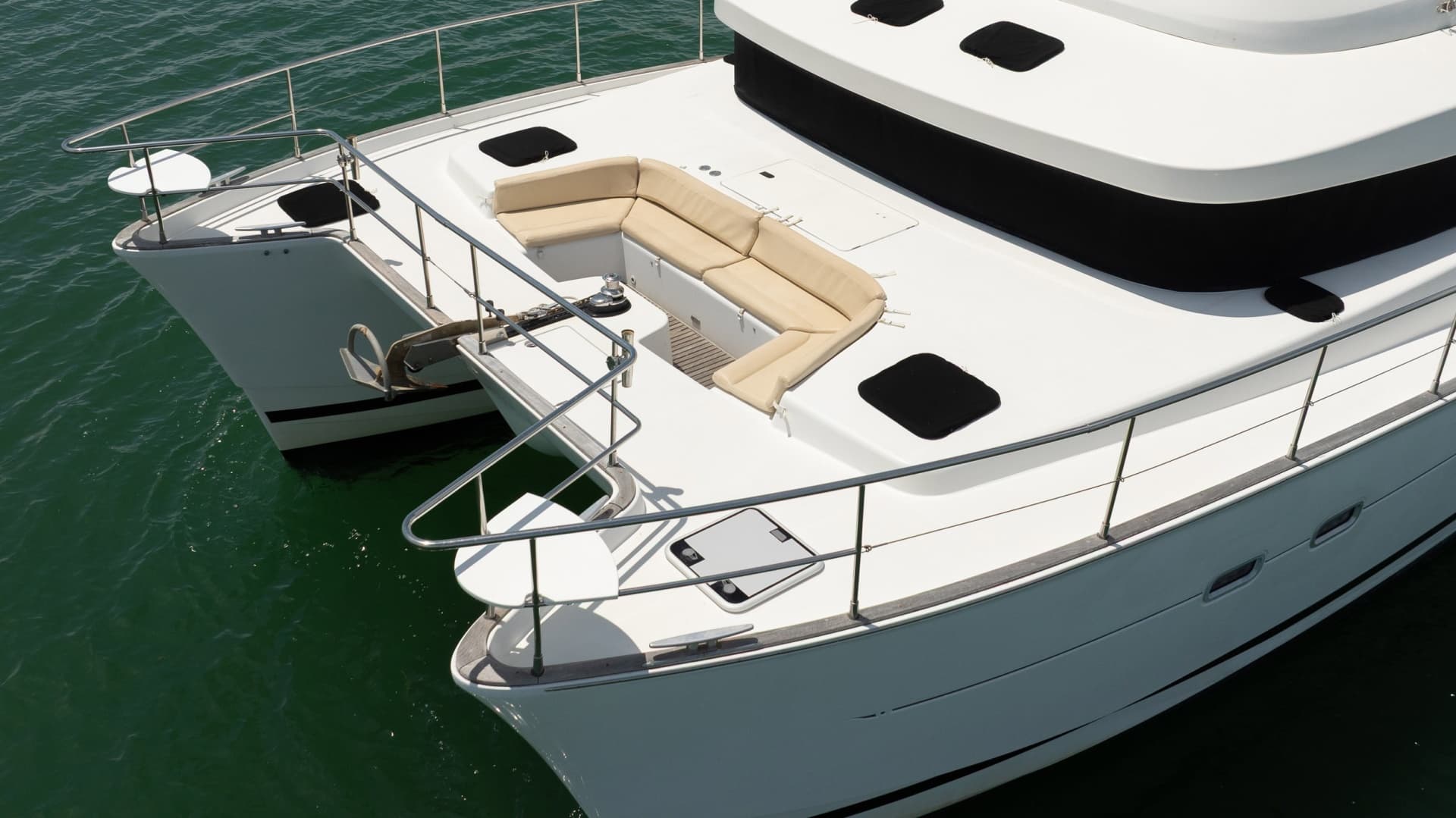 2005 Lagoon Power 43