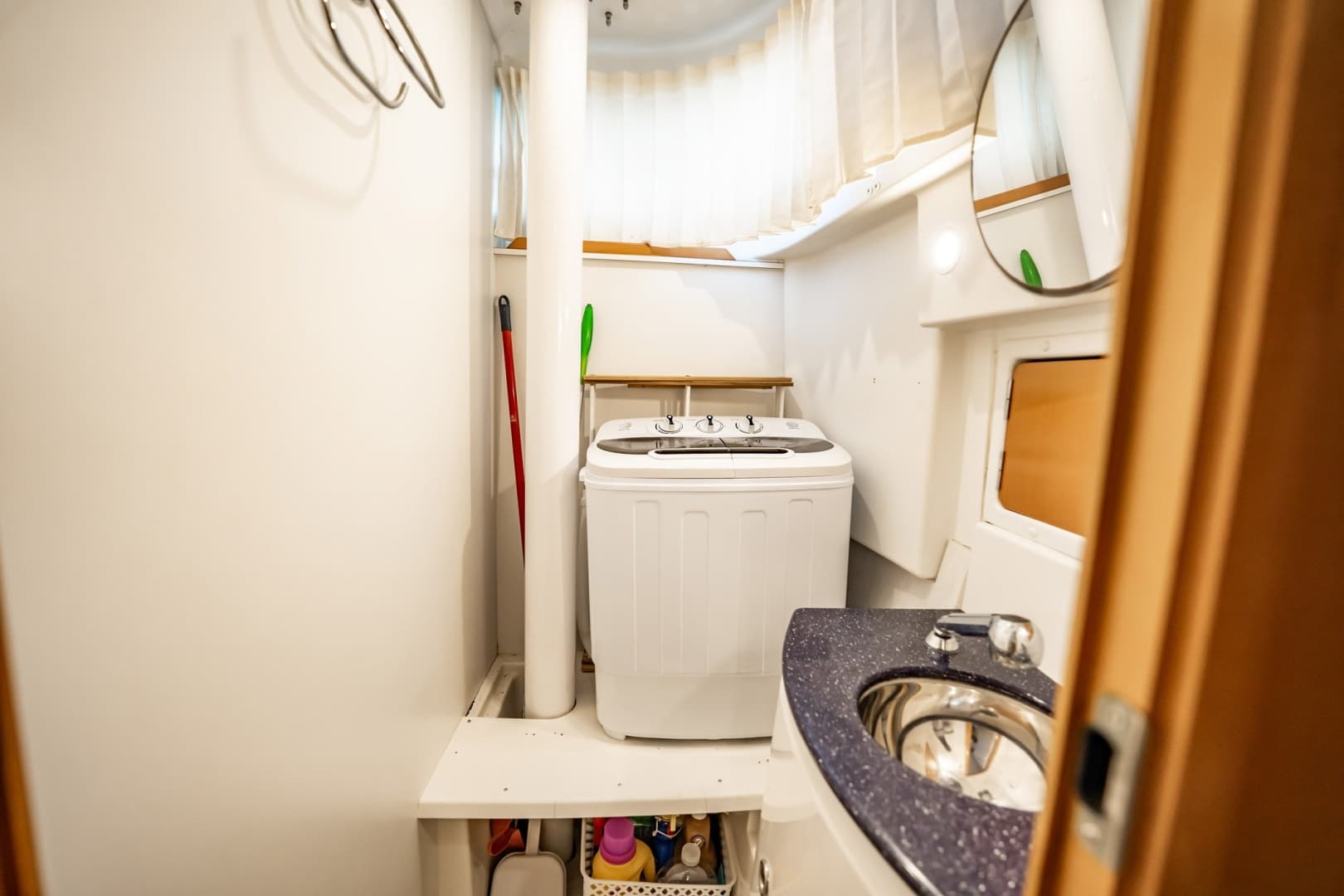 2005 Lagoon Power 43
