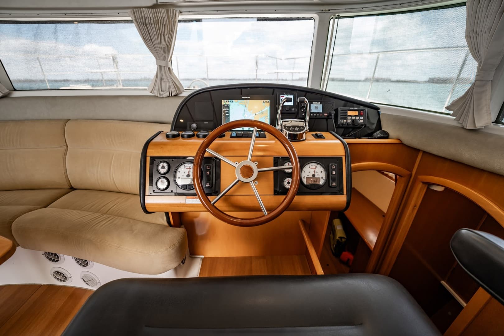 2005 Lagoon Power 43