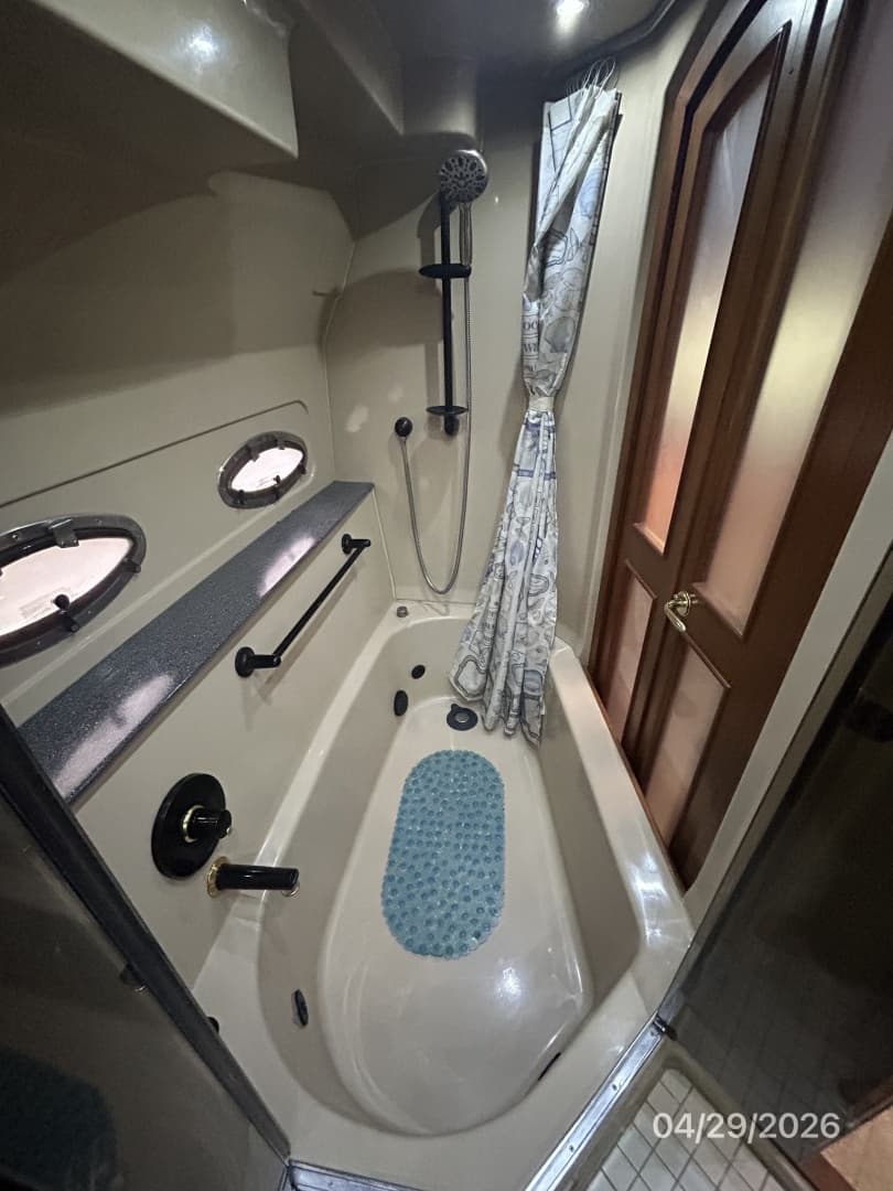 44' Cruisers master stateroom tub-shower1