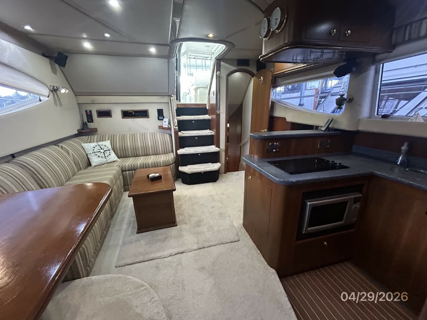 44' Cruisers salon aft