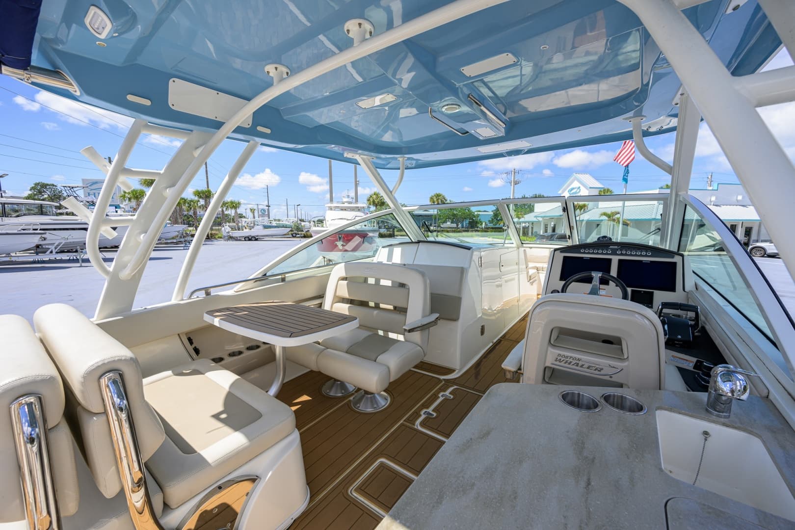 2023 Boston Whaler Vantage