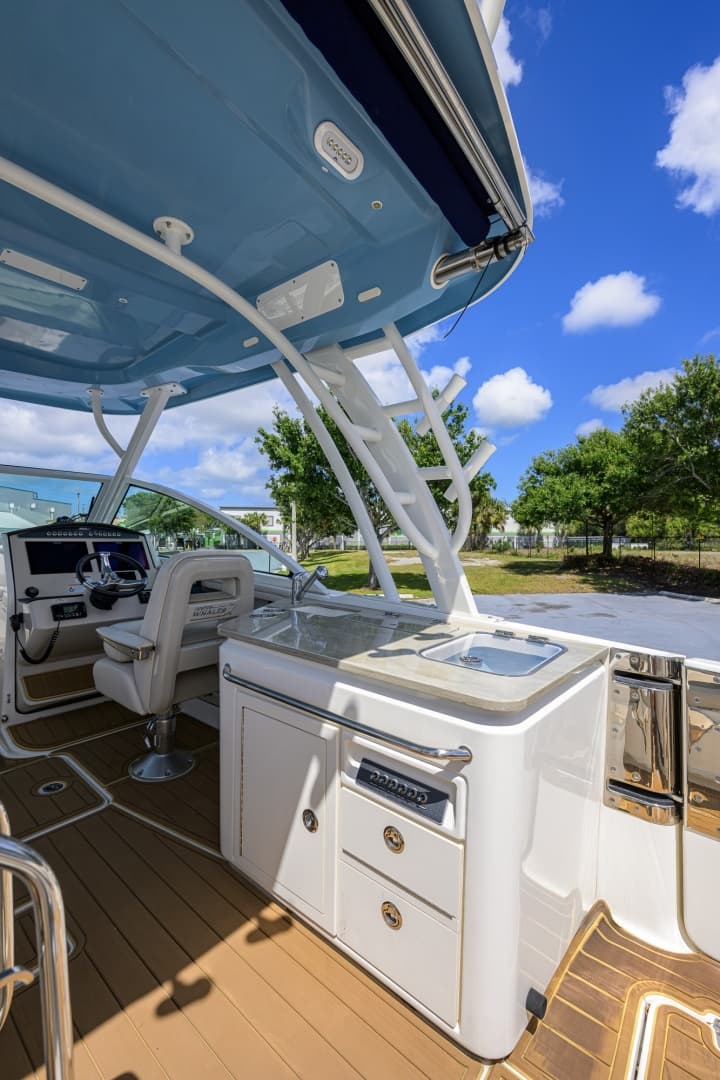 2023 Boston Whaler Vantage