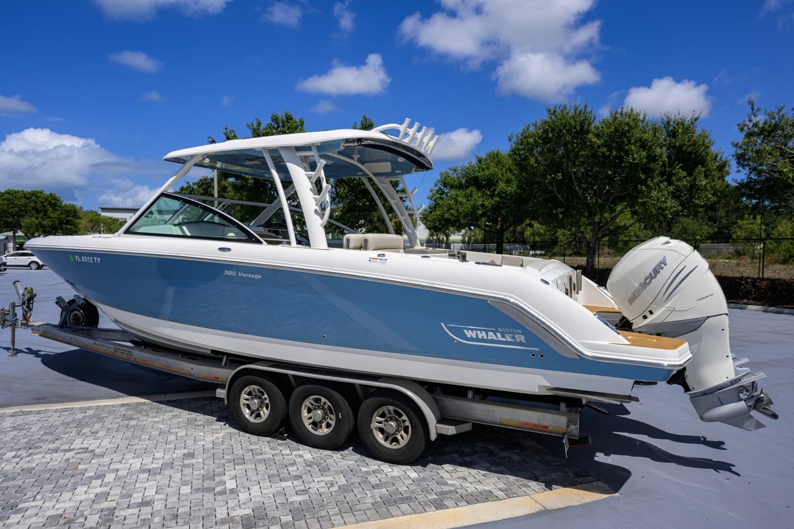 2023 Boston Whaler Vantage