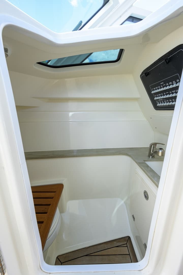 2023 Boston Whaler Vantage