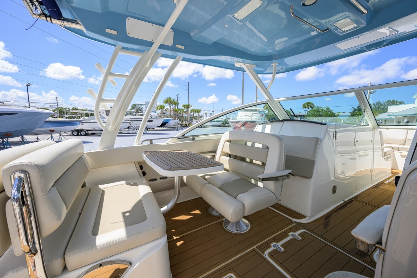 2023 Boston Whaler Vantage