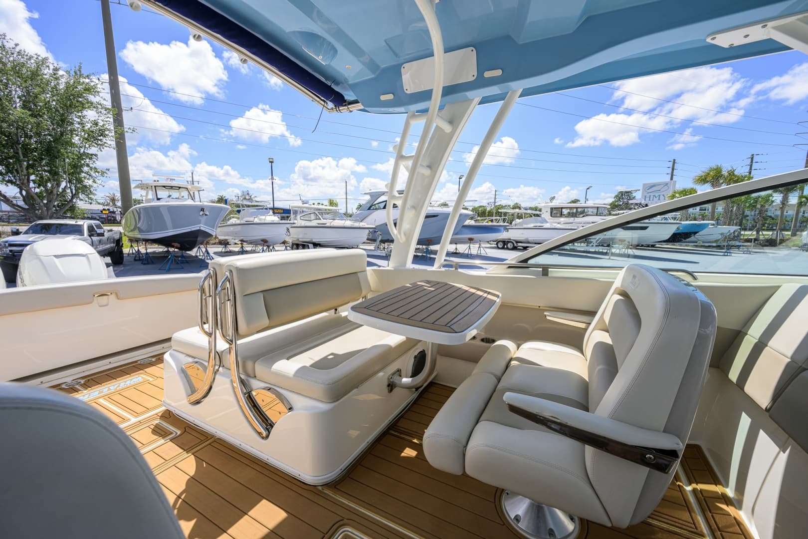 2023 Boston Whaler Vantage