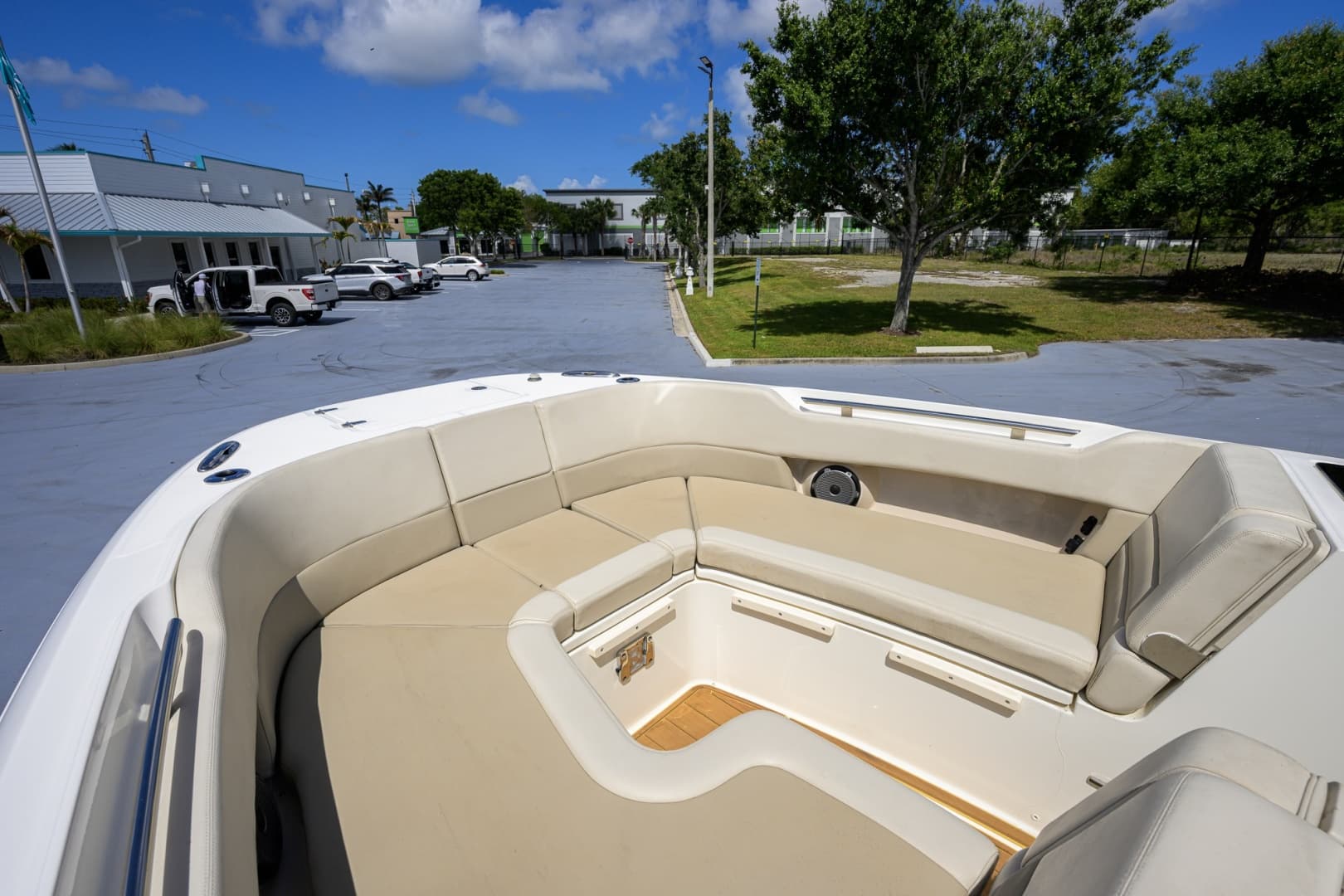2023 Boston Whaler Vantage