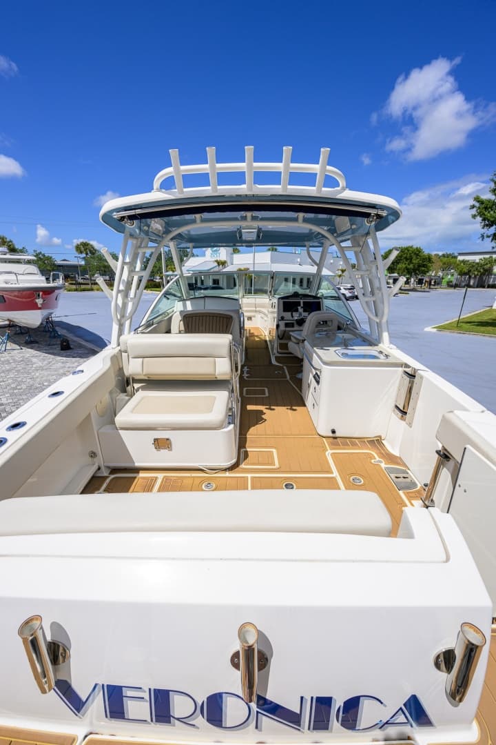 2023 Boston Whaler Vantage
