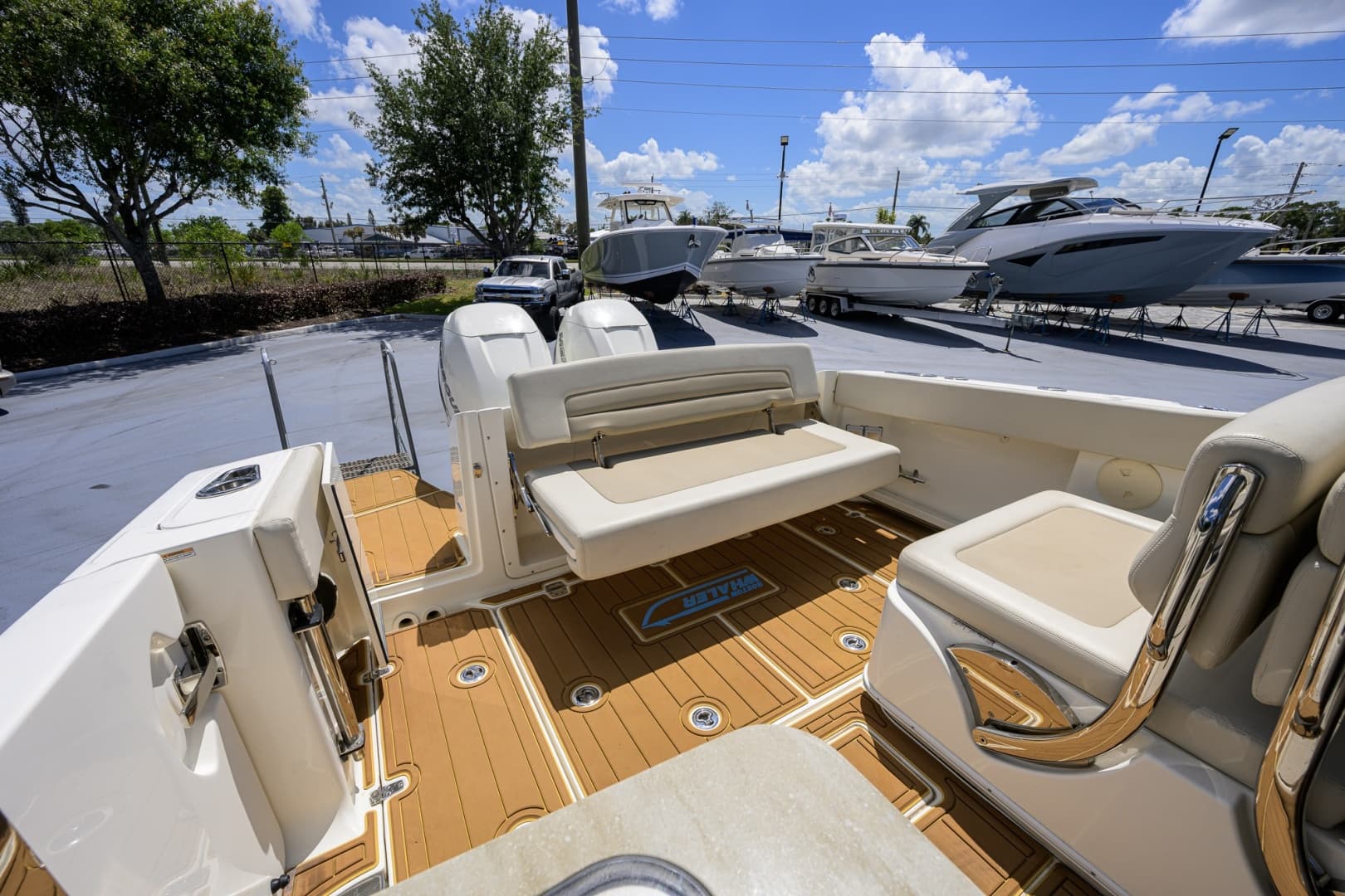 2023 Boston Whaler Vantage