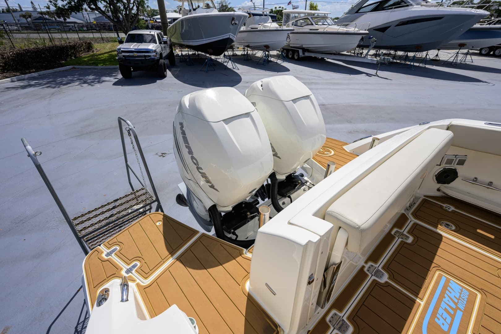 2023 Boston Whaler Vantage